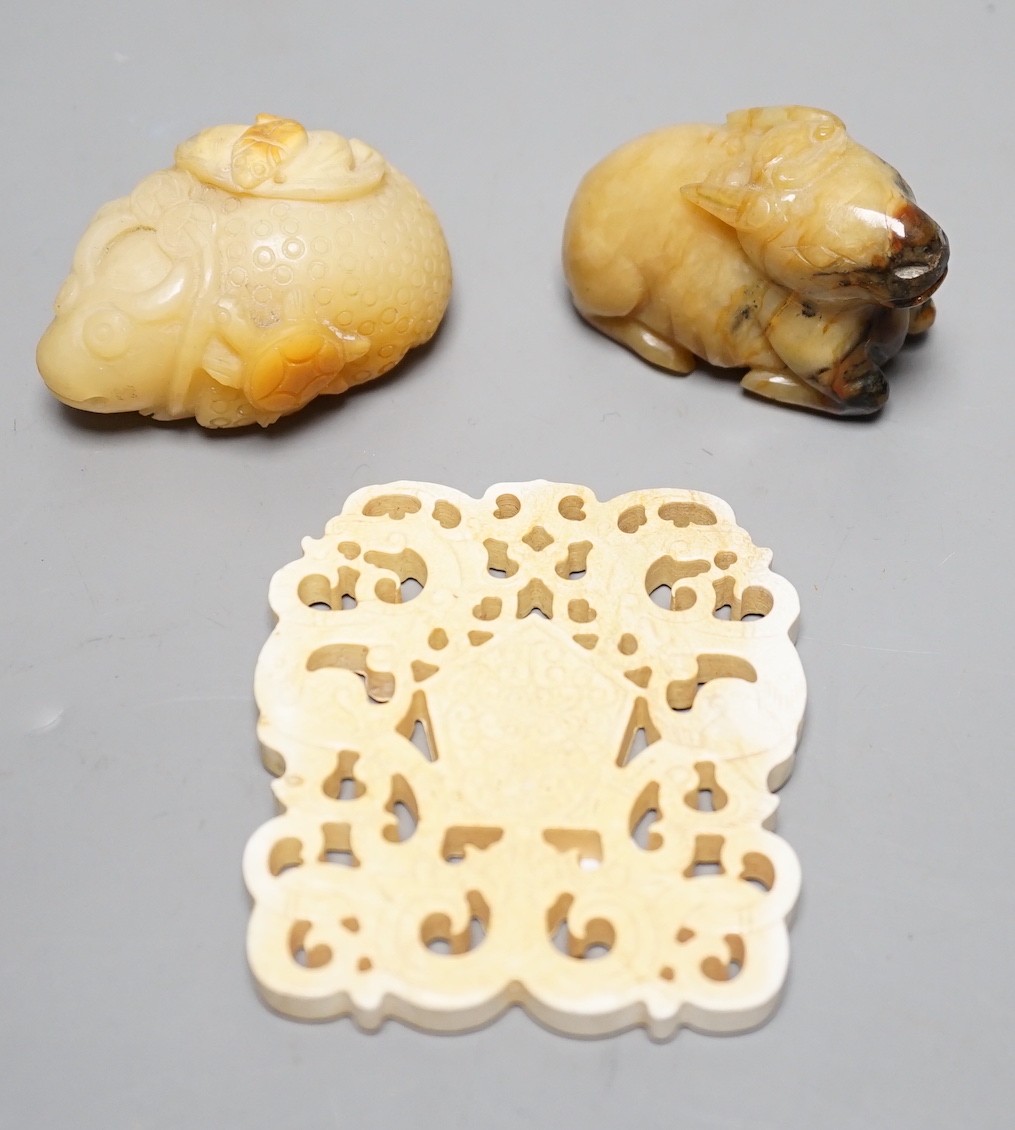 A Chinese jade three-legged toad carving, a burnt jade plaque and an agate figure of a deer, plaque 7cm